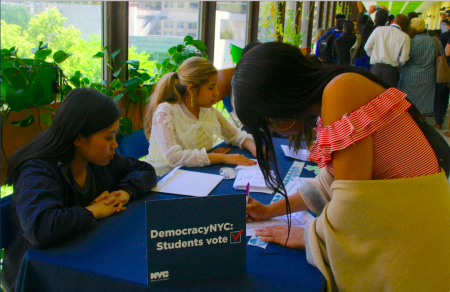 曼哈顿亨特科技高中学生注册成为选民。