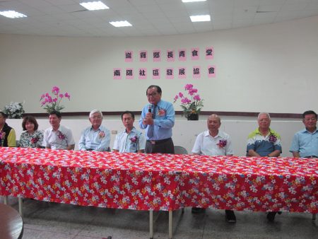 鄉長李永茂致詞感謝地方企業的贊助及社區志工的投入，讓長青食堂能順利揭牌啟用！