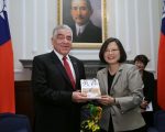多明尼加大使致歉 自許為台友人