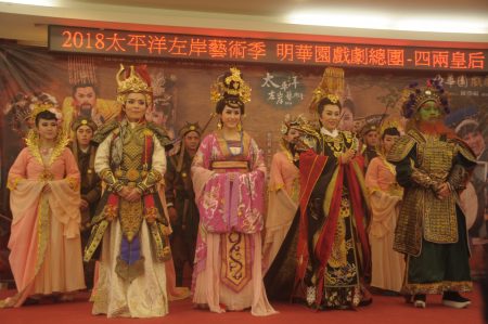 太平洋左岸藝術季5月12日將在花蓮文化局演藝廳演出、孫翠鳳(右2)帶領明華園團員一起飆大戲。