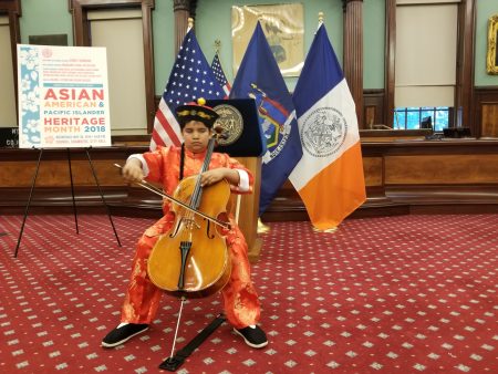 十岁印度裔的林子云穿中国服装，戴着瓜仔帽受邀表演大提琴独奏，可爱模样一出场便秒杀观众的照片。