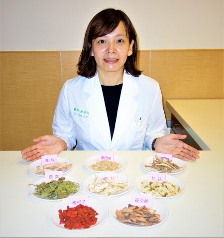 中国附医中医部医师陈书怡表示，干燥症在中医称为“燥痹”，透过滋阴润燥、加上活血的药，就能有改善。