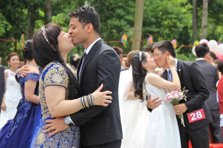 新人在桐花婚礼中吻定终身。