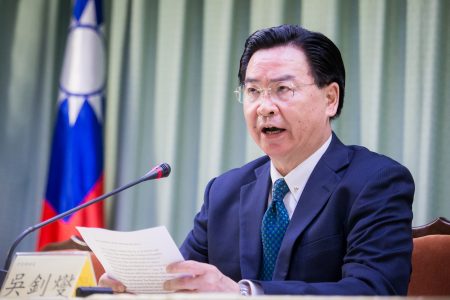 外交部長吳釗燮1日宣布，中共與多明尼加自5月1日建交，中華民國也自即日起終止與多明尼加的外交關係。