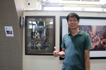  藏宝图广告事业有限公司老板毕业校友陈冠宝及其画作。