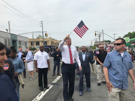 市长白思豪参加全美最大的阵亡将士日游行——小颈-道格拉斯顿阵亡将士日游行。