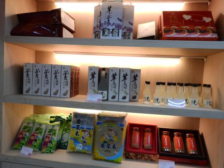 “安农生活馆”展示贩售的安农五宝农产品。