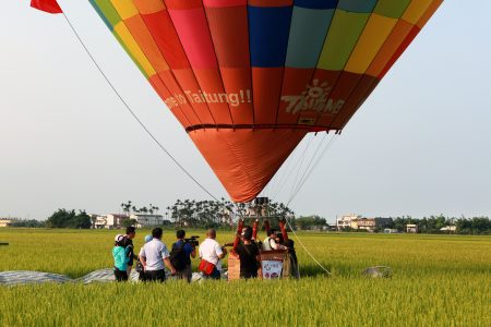 冬山鄉三奇村稻間美徑舉辦熱氣球嘉年華、熱氣球準備升空。