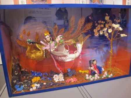 捏麵人作品「媽祖下凡」是陳美麗藝師與學生張育綺、黃淇苹共同創作。