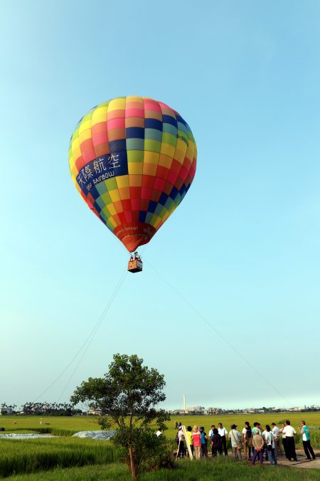 冬山鄉三奇村稻間美徑舉辦熱氣球嘉年華、熱氣球升空。