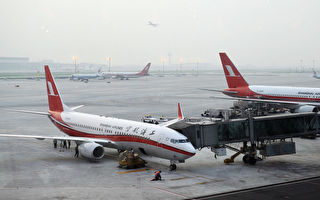中国男子嫌飞机机舱闷 开紧急门被拘15天