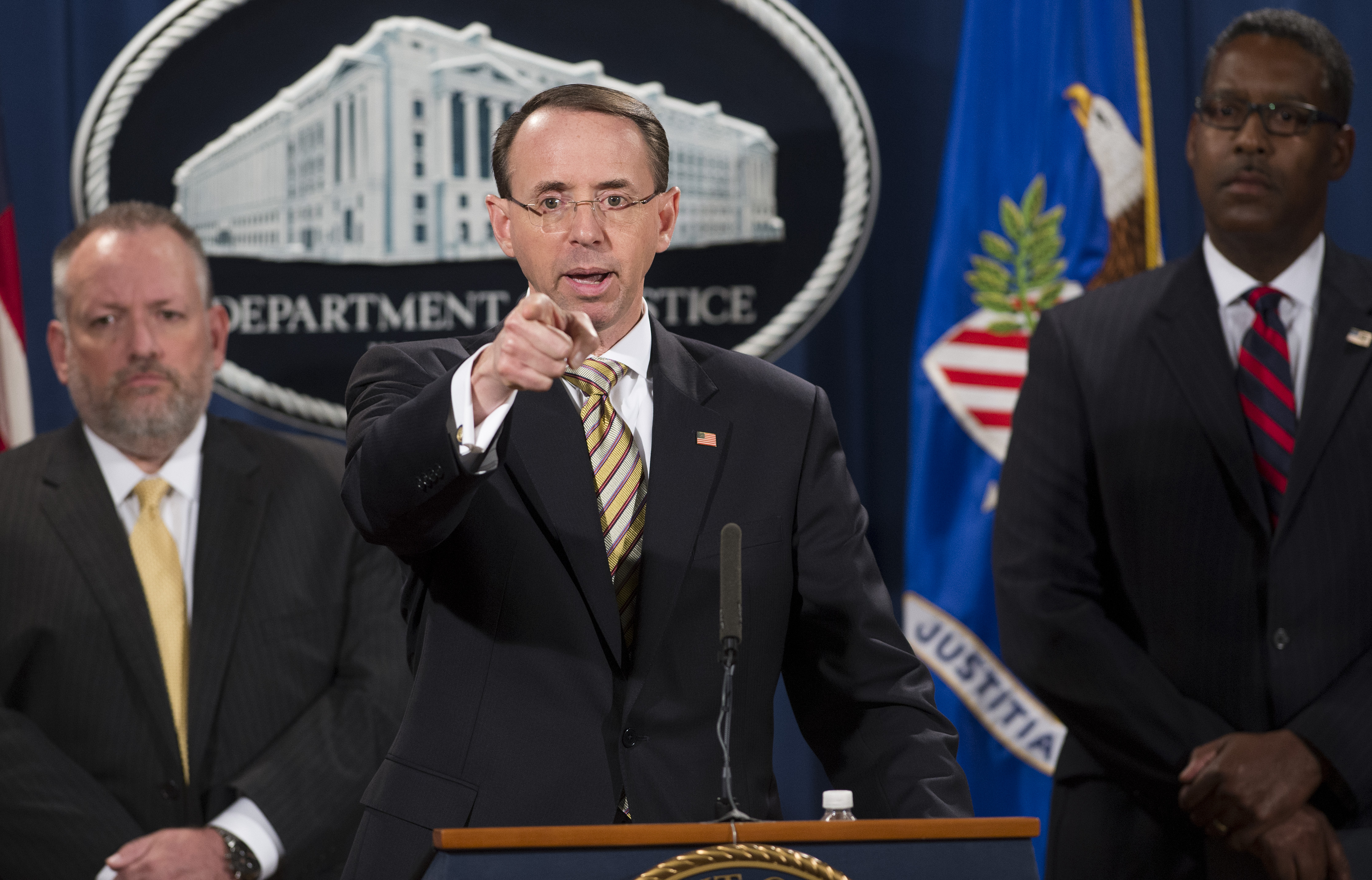 美國司法部副部長羅森斯坦(Rod Rosenstein)2017年10月17日宣布,美國當局已經起訴兩名中國毒販。(SAUL LOEB/AFP/Getty Images)