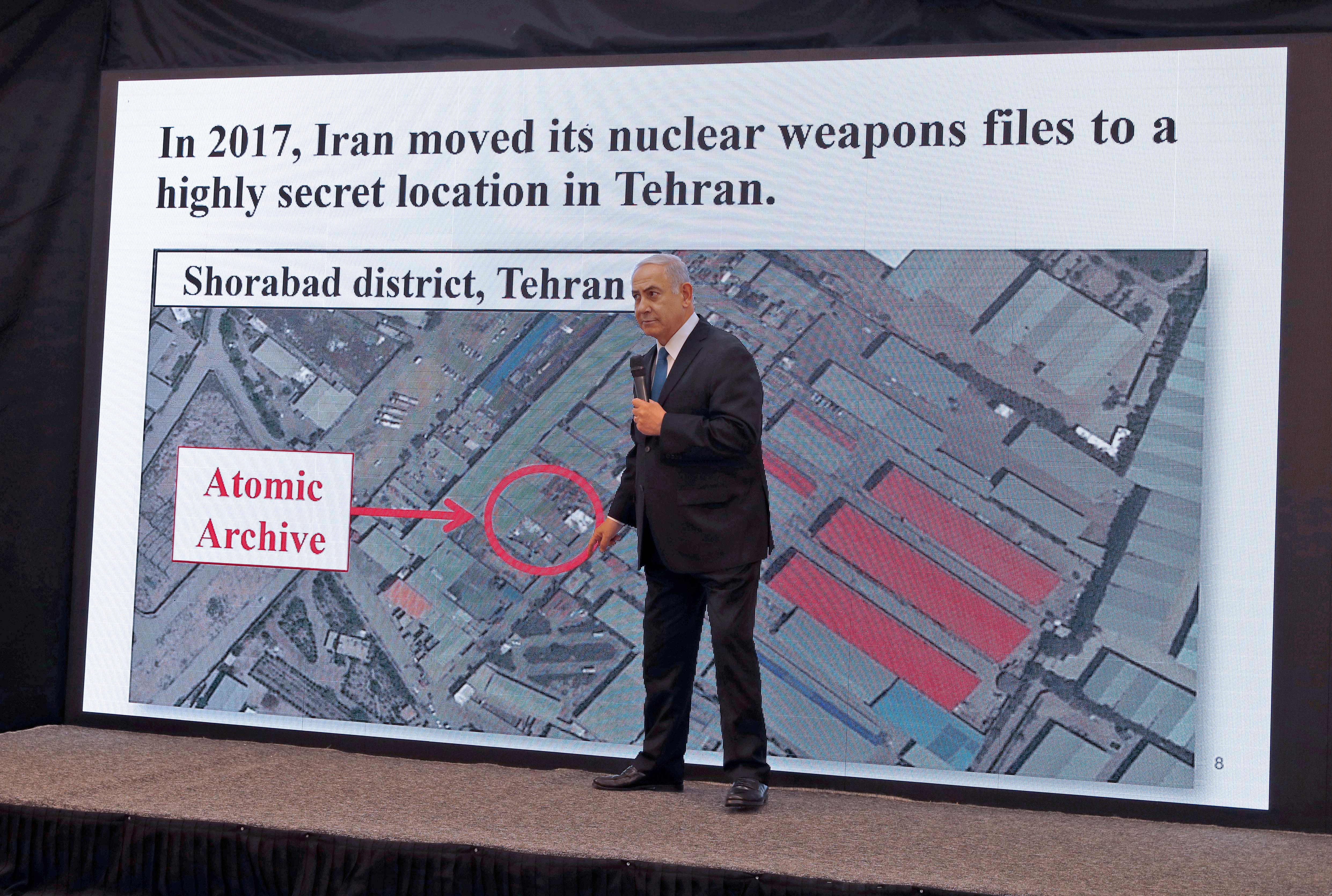 以色列总理内塔尼亚胡4月30日在向民众发表的电视讲话中展示了以色列情报机构摩萨德所窃取的有关伊朗核项目的文件。(JACK GUEZ/AFP/Getty Images)