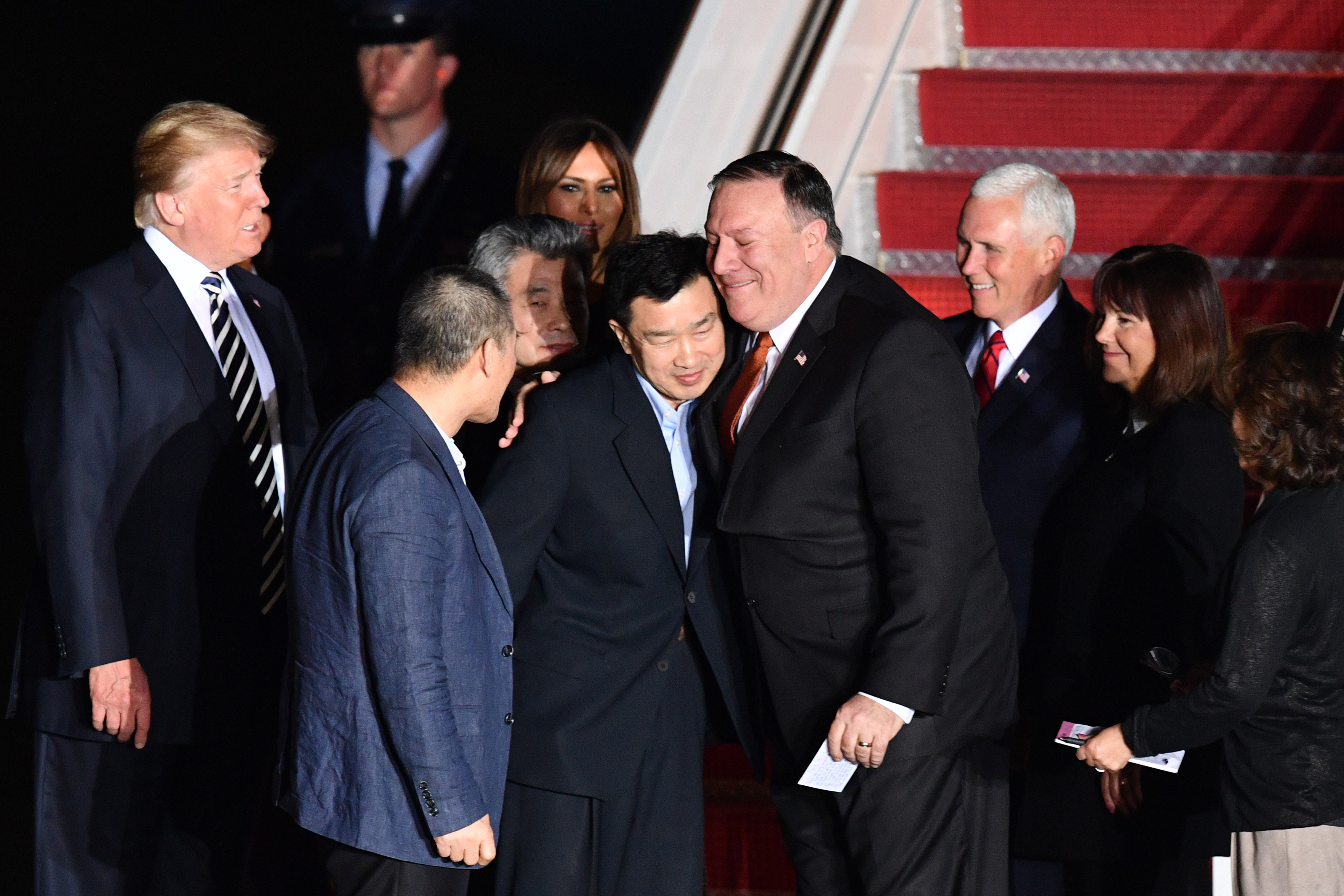 美國國務卿蓬佩奧5月10日從朝鮮返美，並帶回三名被朝鮮扣押的美國人質。 (NICHOLAS KAMM/AFP/Getty Images)