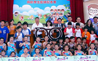 不再共用眼镜 吴福明为孩童免费配镜