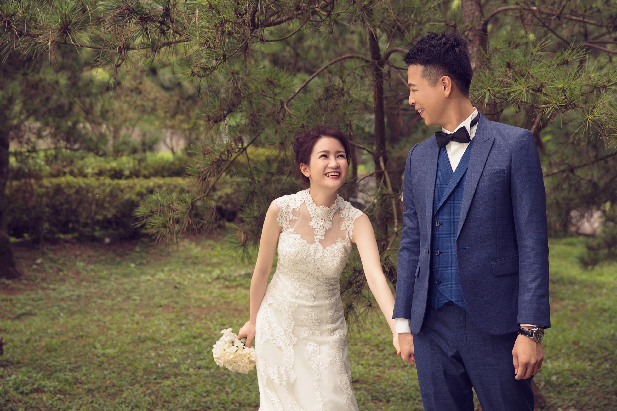 古典刺繡蕾絲禮服,復古又典雅。(奧美公關提供)