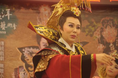 飾演李存曆的孫翠鳳表示，平民變天后，靠的是愛與勇氣，「四兩皇后」是浪漫的愛情故事。