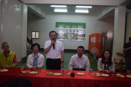 前新北市副市長侯友宜(立者)說，彰化縣是推廣有機農產品的好所在。