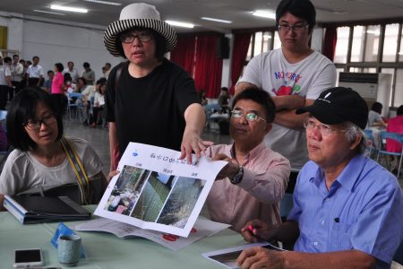 清華大學教授王俊秀以照片和檢驗數據說明河川受汙染水質的劣化，右一為曾晴賢教授
