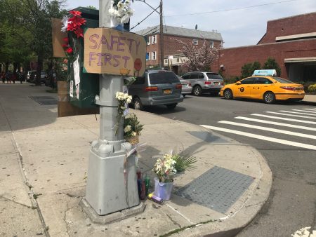 民众在9岁男童被撞死的路口，摆上鲜花悼念，并提醒安全第一。