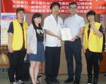 為失智長者泡腳護足  學子樂當母親節志工