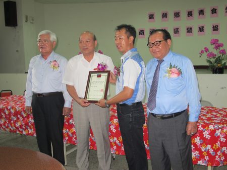 南陽社區發展協會理事長李國平（右二）頒贈感謝狀給贊助企業。