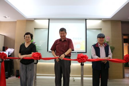  华商校长孙忠义(中)及贵宾为华南高商百周年校庆系列活动剪彩开场。
