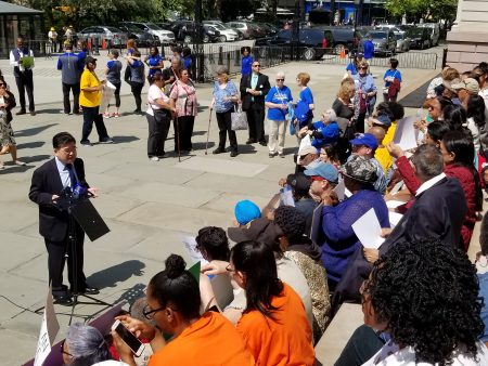 市议员顾雅明在第23届 “拥护长者日”与多位民代和近三百位长者在市政厅前，呼吁市府增加照顾老年人的经费。
