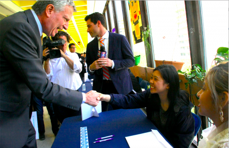 白思豪到场鼓励学生注册，图为白思豪与华裔学生周文欣握手。