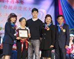 感恩母親 大專校友會表揚24位好媽媽