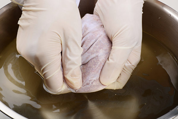 将手洗净或戴塑胶手套，温和地搓洗爱玉子7分钟，释出果胶。(Shutterstock)