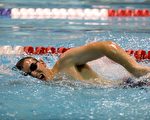 跳下泳池竟沒水？兩位選手堅持繼續搞笑比賽