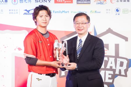 中職明星賽4日公布明星賽先發名單，Lamigo桃猿隊陳禹勳（左）當選紅隊人氣王。