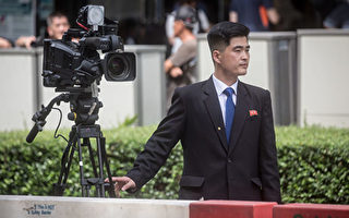 镜头只对准一人 朝鲜记者怪异行为引围观