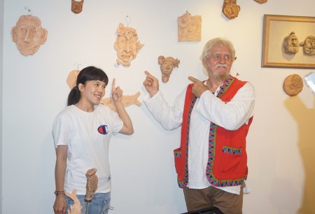 纽西兰艺术家费尔（右）多年前指导过陶艺的埔里小女孩陈湘婷（左），现在已经长大了，2人共同指向当年的陶艺创作。
