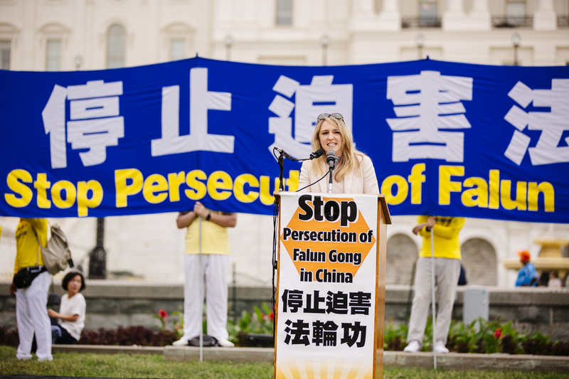 美国“共产主义受害者纪念基金会”政府关系部主任克里斯蒂娜·奥尔尼（Kristina Olney）在法轮功国会山集会上发言。（爱德华／大纪元）