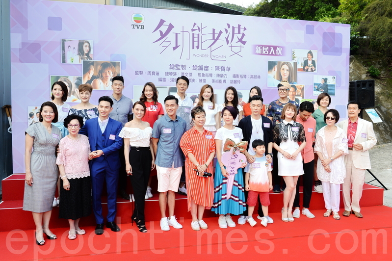 TVB劇集《多功能老婆》演員楊千嬅等劇組成員26日在清水灣電影製片廠出席記者會。(宋碧龍/大紀元)