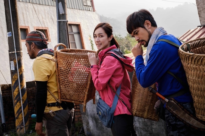 《山的那一邊》_定檔9月7日上映,蘇達(右起)、小薰、撒基努辛苦入山拍攝_卻能自得其樂。(華映娛樂提供)