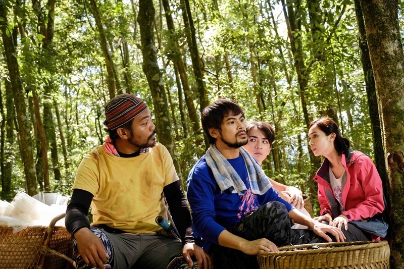 撒基努(左起)、蘇達、林駿、小薰一同演繹在深山裡瘋狂又荒謬的山林喜劇。(華映娛樂提供)
