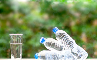 新研究：一升瓶装水含24万纳米塑胶颗粒