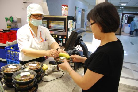 臺北醫學大學附設醫院致力推廣健康照護生活圈，除了專業的醫療服務，也希望在食衣住行等生活層面，提供全方位的健康照護，並將醫院的健康專業分享給社會大眾。