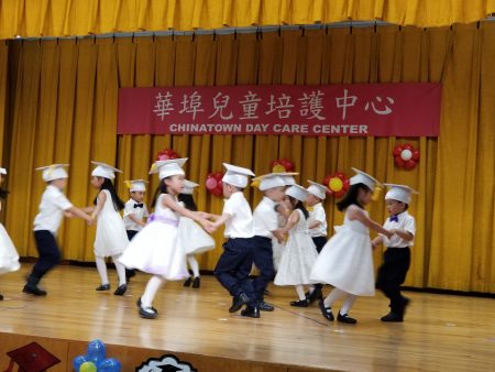 幼童表演舞蹈節目。
