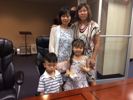 國會眾議員孟昭文（後排右）在辦公室與游秀清的太太陳玉梅（後排左）及兩個孩子合影。