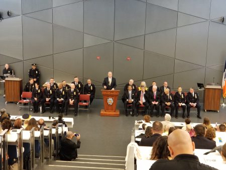 皇后区大学点纽约市警察学院15日举行反恐局警犬部受训结业典礼，市警总局局长奥尼尔在典礼上致词并祝贺警察们毕业。