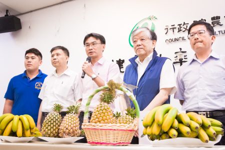 农委会副主委陈吉仲（中）、义美总经理高志明（右2）等人4日出席“重要农产品价格稳定措施进度说明”记者会。