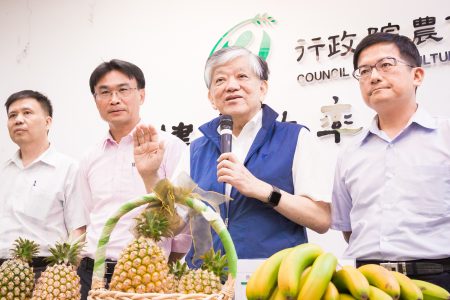农委会副主委陈吉仲（左2）、义美总经理高志明（右2）等人4日出席“重要农产品价格稳定措施进度说明”记者会。