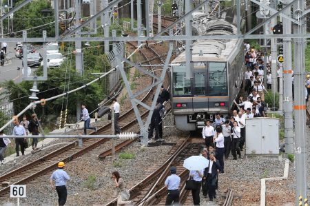 日本大阪北部週一（6月18日）上午交通尖峰時間觀測到芮氏規模6.1強震，至少造成3人死亡、逾350人受傷。