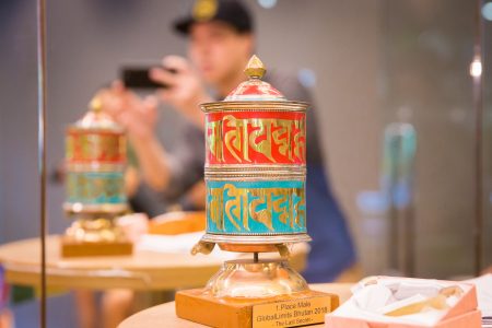 陈彦博回台后分享比赛过程点滴，以及不丹独特造型奖杯，以及藏传文物“转经轮”。