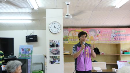  嘉义市东区卫生所主任林唐逵6日表示，为了鼓励长者共餐交流，预防忧郁上身，现场共餐加码提供水果。