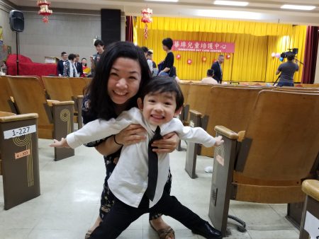 黎凱欣女士全家出動參加小兒子袁文志的畢業典禮。